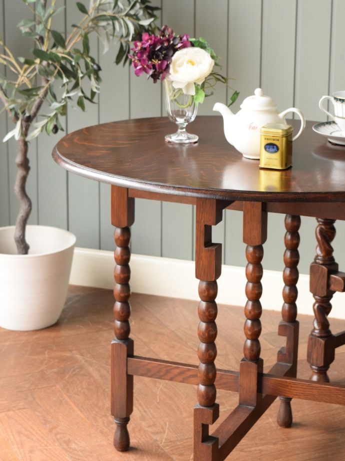 おしゃれなアンティークのテーブル