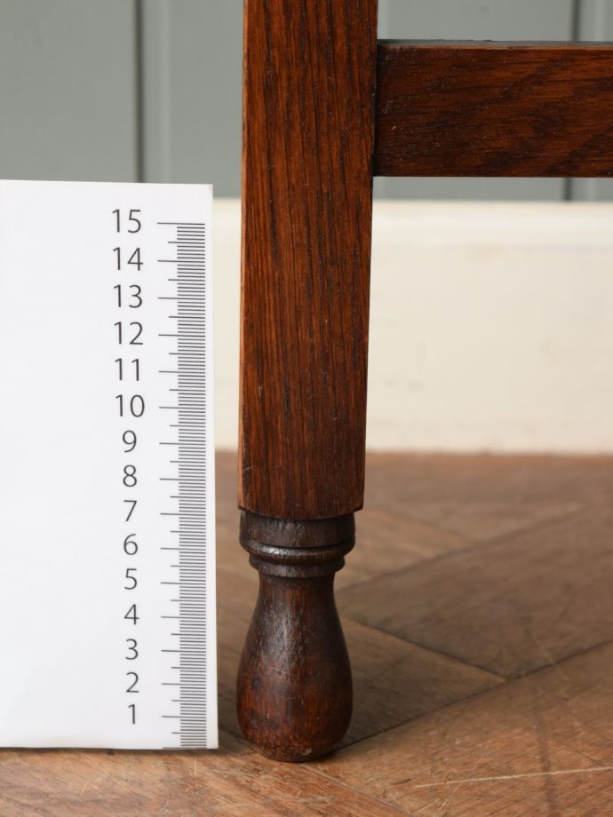 アンティークテーブルの脚