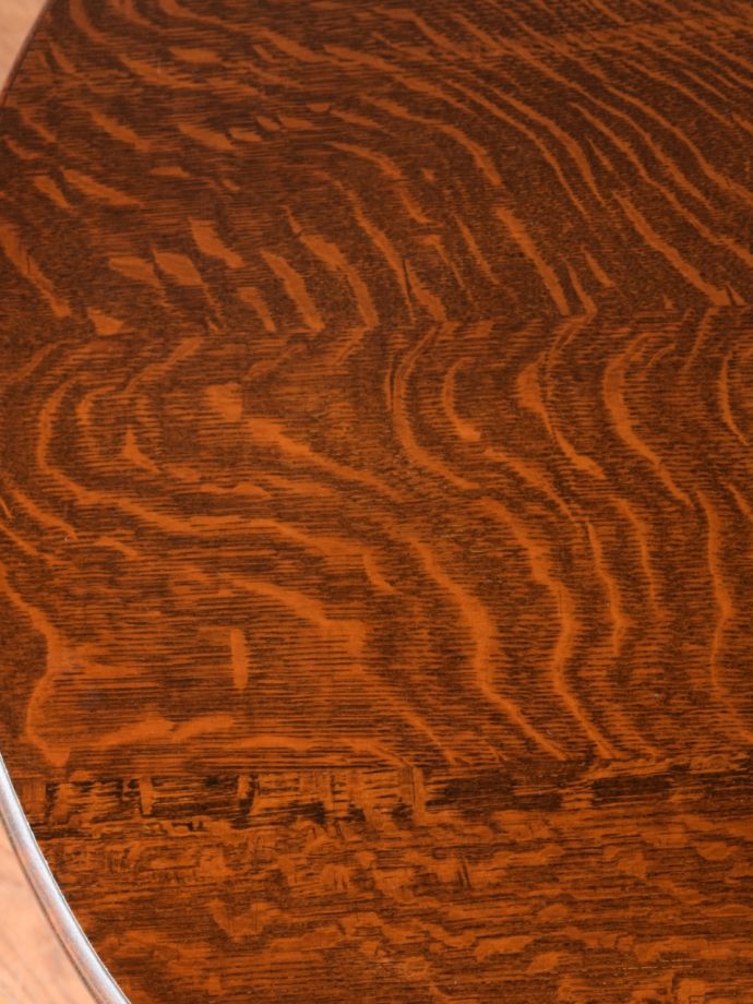 アンティークテーブルらしい木目