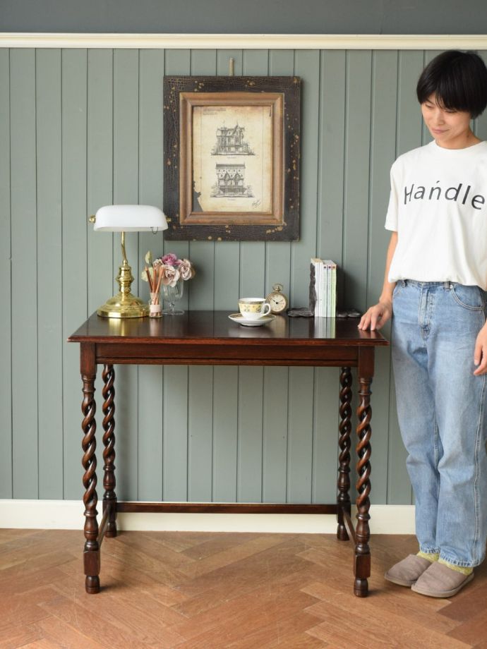 英国アンティークのコンソールテーブル