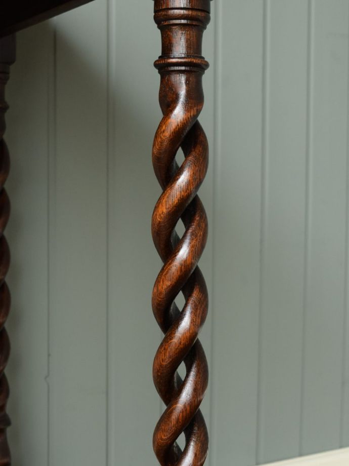 英国アンティーク家具らしい装飾