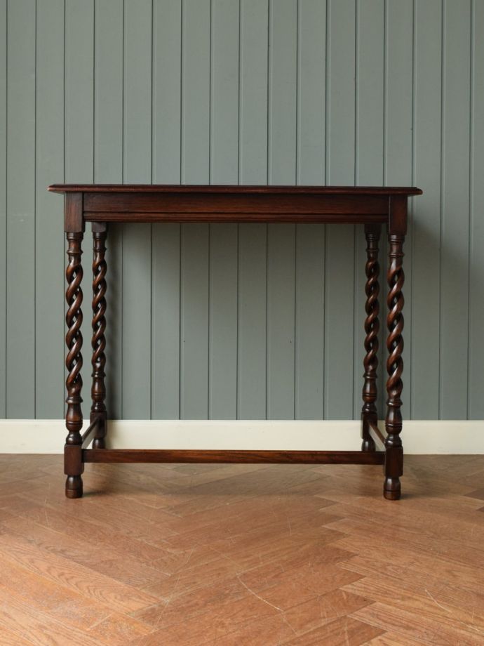 コンソールテーブルの後ろ姿