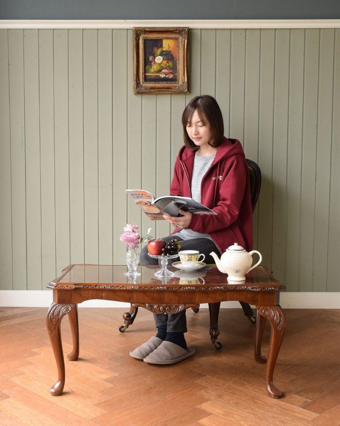 アンティークのテーブル　アンティーク家具　英国のエレガントなアンティーク家具、ガラス天板のコーヒーテーブル。優雅な時間が過ごせる英国スタイルのコーヒーテーブルどんな場所に置いても美しいデザインでみんなを魅了する英国アンティーク。(q-2055-f)