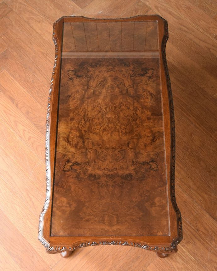 アンティークのテーブル　アンティーク家具　英国のエレガントなアンティーク家具、ガラス天板のコーヒーテーブル。天板を上から見ると･･･コーヒーテーブルの天板は毎日使う場所だから専門の職人がしっかり修復しました。(q-2055-f)