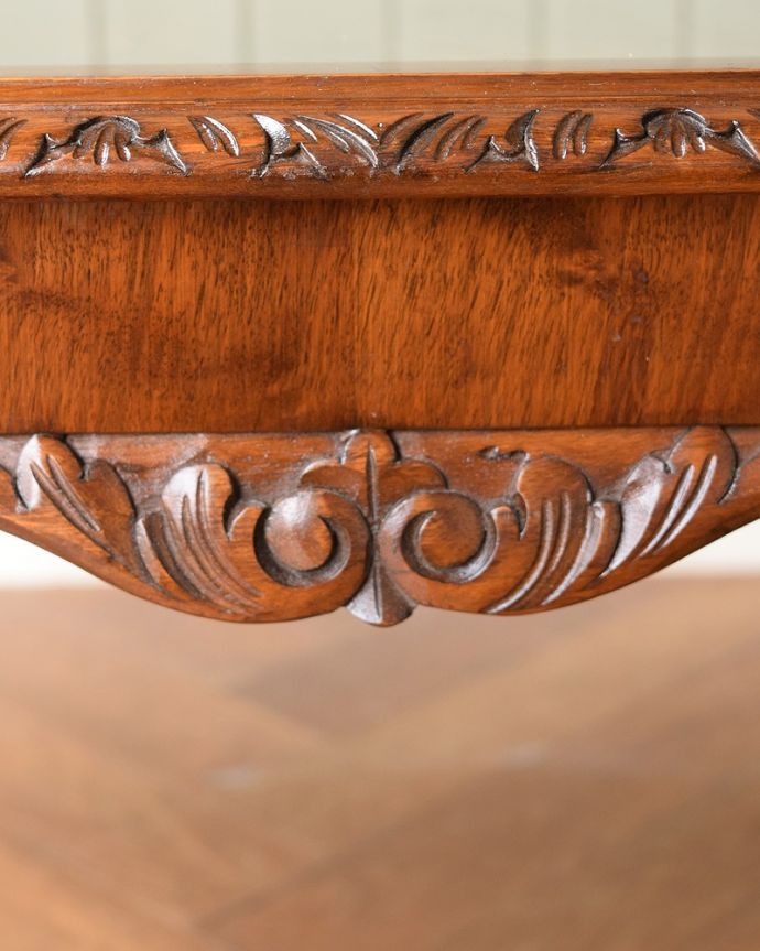 アンティークのテーブル　アンティーク家具　英国のエレガントなアンティーク家具、ガラス天板のコーヒーテーブル。惚れ惚れしちゃう美しさこんなに堅い無垢材に一体どうやって彫ったんだろう？と不思議になるくらい細かい彫にうっとりです。(q-2055-f)