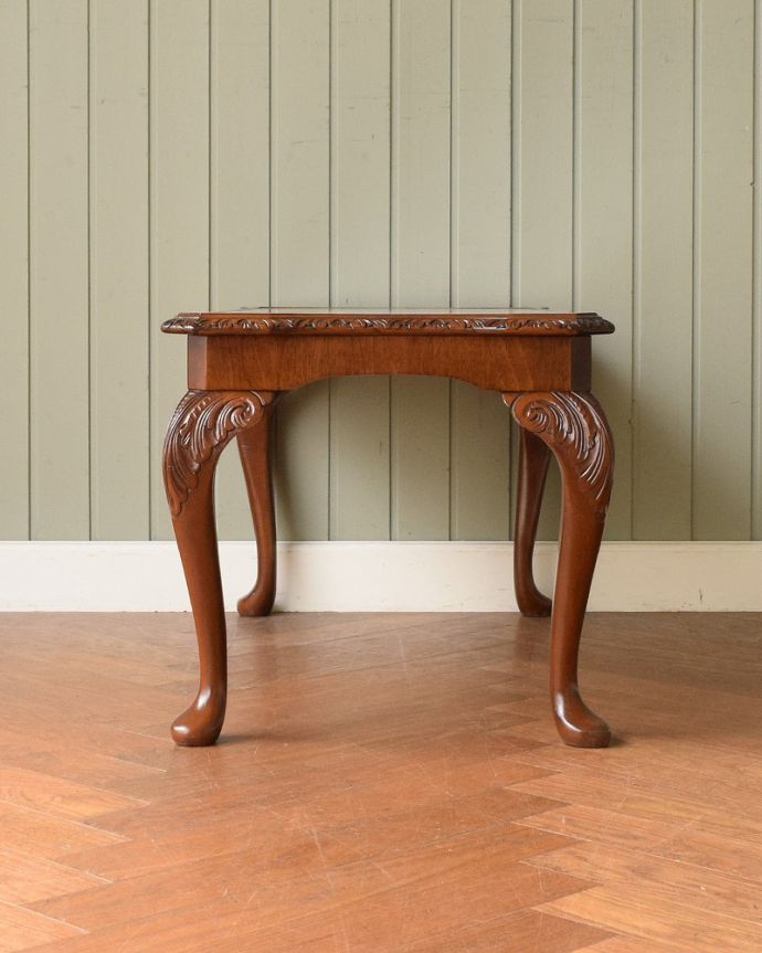 アンティークのテーブル　アンティーク家具　英国のエレガントなアンティーク家具、ガラス天板のコーヒーテーブル。横から見た姿もステキ横から見るとこんな感じ。(q-2055-f)