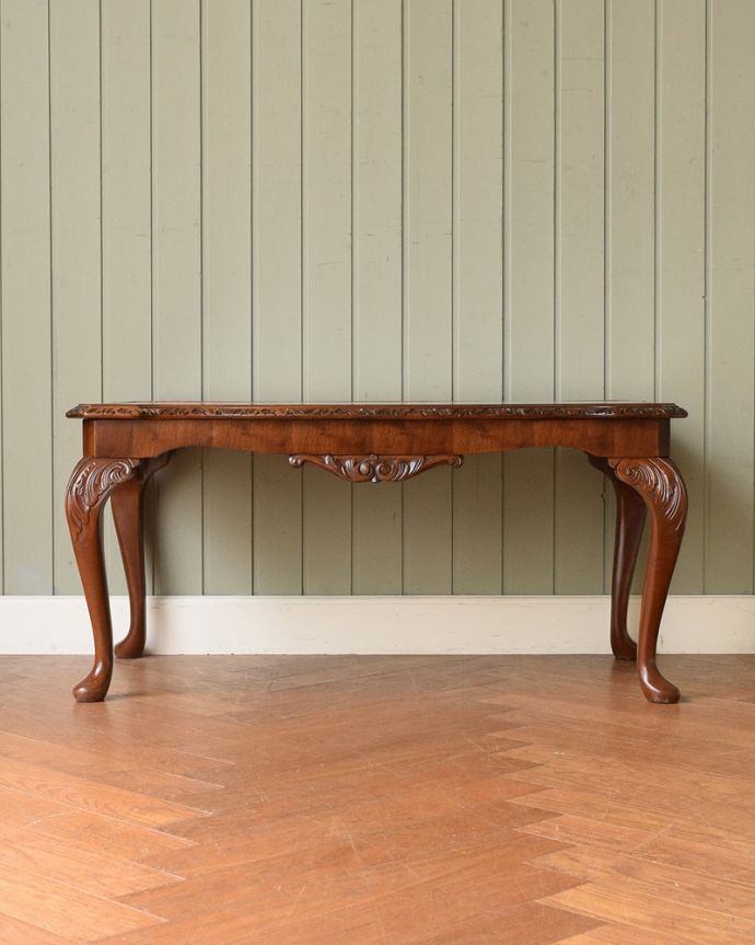 アンティークのテーブル　アンティーク家具　英国のエレガントなアンティーク家具、ガラス天板のコーヒーテーブル。クルッと回転360度どこから見ても美しく仕上げてあるので、いろんな場所から見て楽しんで下さい。(q-2055-f)