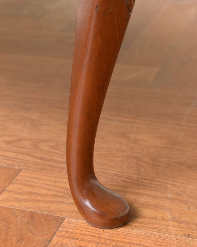 アンティークのテーブル　アンティーク家具　英国のエレガントなアンティーク家具、ガラス天板のコーヒーテーブル。持ち上げなくても移動できます！Handleのアンティークは、脚の裏にフェルトキーパーをお付けしていますので、床を滑らせてれば移動が簡単です。(q-2055-f)