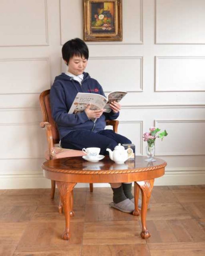 アンティークのテーブル　アンティーク家具　英国から届いたアンティークのテーブル、ウォールナット材のコーヒーテーブル。優雅な時間が過ごせる英国スタイルのコーヒーテーブルどんな場所に置いても美しいデザインでみんなを魅了する英国アンティーク。(q-2056-f)