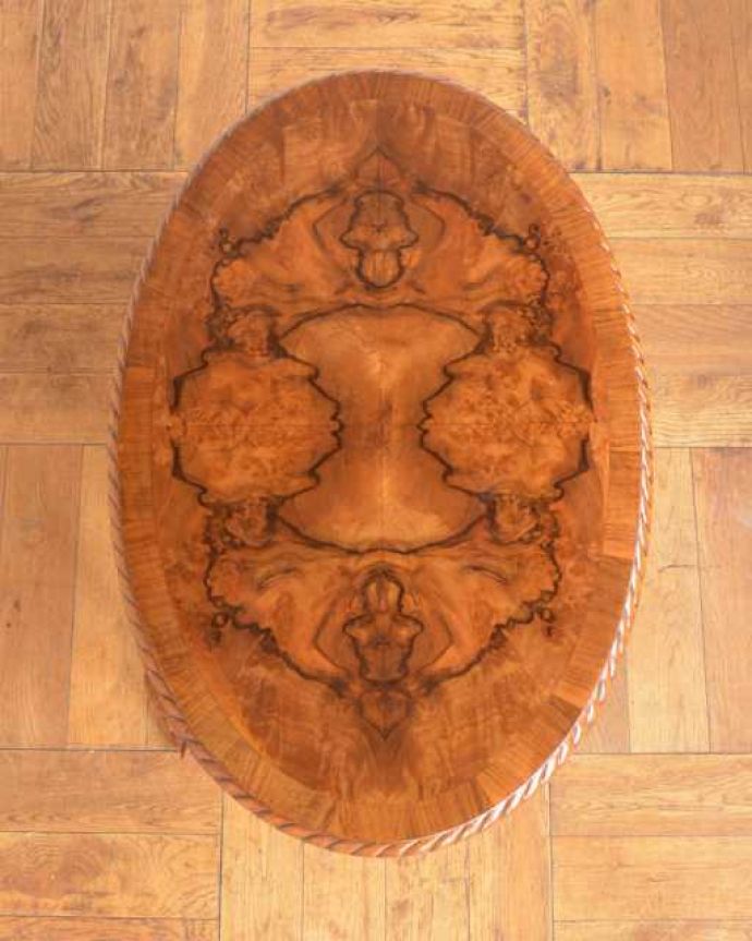 アンティークのテーブル　アンティーク家具　英国から届いたアンティークのテーブル、ウォールナット材のコーヒーテーブル。天板を上から見ると･･･コーヒーテーブルの天板は毎日使う場所だから専門の職人がしっかり修復しました。(q-2056-f)