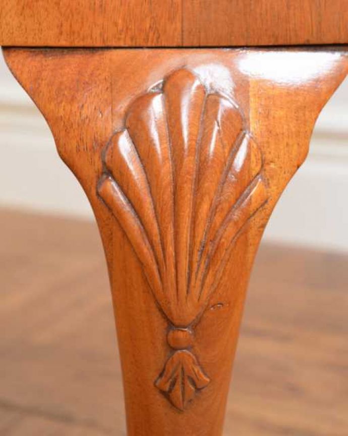 アンティークのテーブル　アンティーク家具　英国から届いたアンティークのテーブル、ウォールナット材のコーヒーテーブル。惚れ惚れしちゃう美しさこんなに堅い無垢材に一体どうやって彫ったんだろう？と不思議になるくらい細かい彫にうっとりです。(q-2056-f)