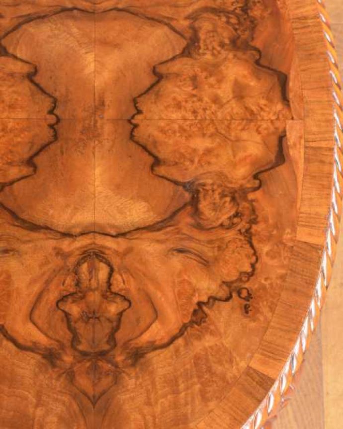 アンティークのテーブル　アンティーク家具　英国から届いたアンティークのテーブル、ウォールナット材のコーヒーテーブル。近づいて見てみると･･･アンティークはもちろん新品ではないので小さなキズや汚れはありますが、キレイにお直ししたので満足して頂ける自信があります！。(q-2056-f)