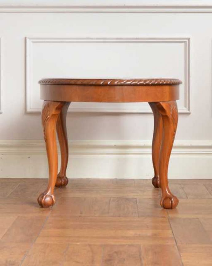 アンティークのテーブル　アンティーク家具　英国から届いたアンティークのテーブル、ウォールナット材のコーヒーテーブル。クルッと回転360度どこから見ても美しく仕上げてあるので、いろんな場所から見て楽しんで下さい。(q-2056-f)