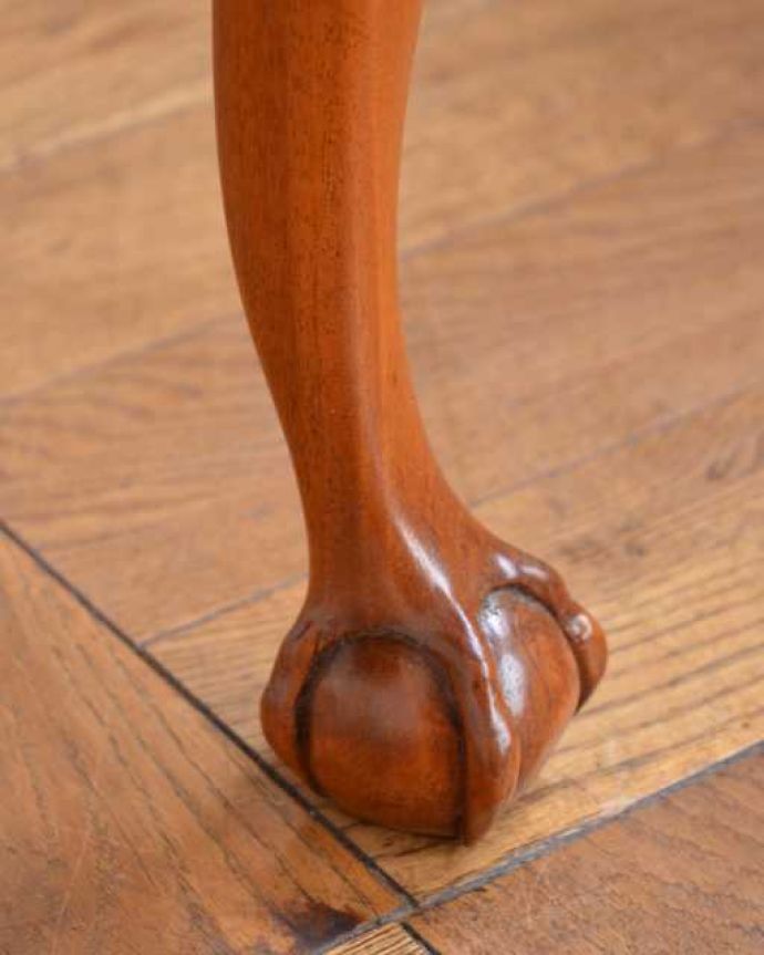 アンティークのテーブル　アンティーク家具　英国から届いたアンティークのテーブル、ウォールナット材のコーヒーテーブル。持ち上げなくても移動できます！Handleのアンティークは、脚の裏にフェルトキーパーをお付けしていますので、床を滑らせてれば移動が簡単です。(q-2056-f)
