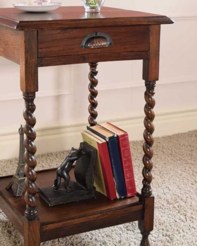 アンティークのテーブル　アンティーク家具　英国輸入のアンティーク家具、珍しい引き出し付きのオケージョナルテーブル。間違いなし！英国アンティーク定番のデザインクルックルッとしなやかに巻かれた女性らしいデザインが印象的なツイスト脚。(q-2057-f)