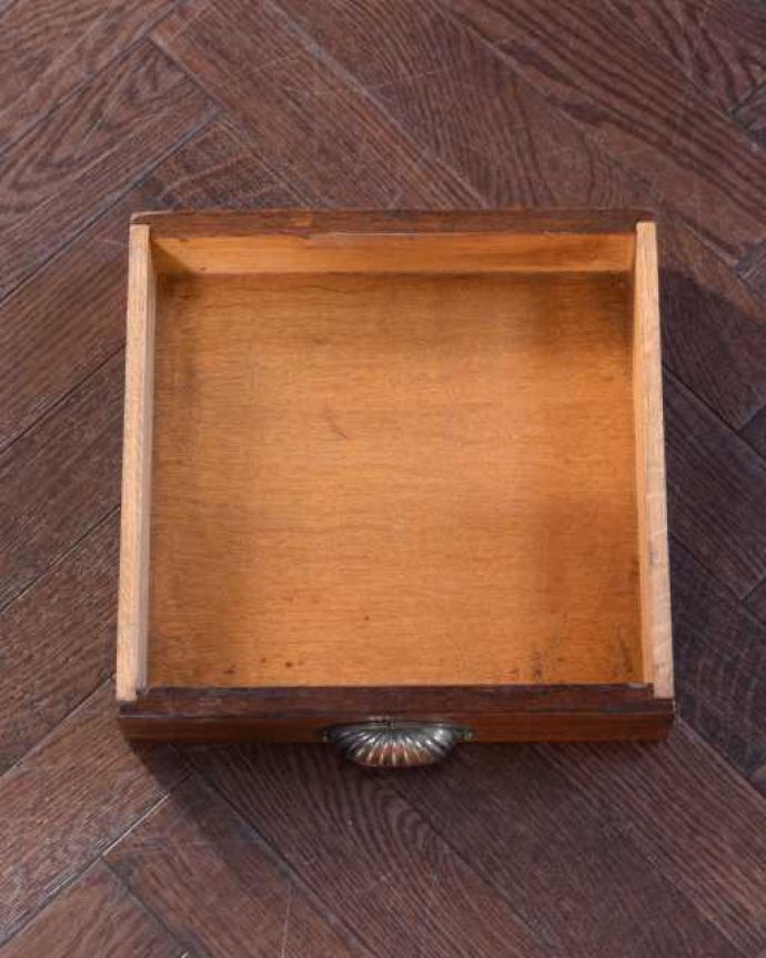 アンティークのテーブル　アンティーク家具　英国輸入のアンティーク家具、珍しい引き出し付きのオケージョナルテーブル。引き出しの中もキレイですテーブルに付いた引き出しの中も、もちろん職人がキレイに修復しました。(q-2057-f)