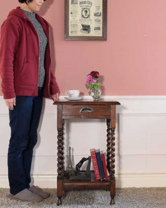 アンティークのテーブル　アンティーク家具　英国輸入のアンティーク家具、珍しい引き出し付きのオケージョナルテーブル。便利に使えるコンパクトサイズのテーブル「オケージョナル」とは「便利に使える」と言う意味。(q-2057-f)