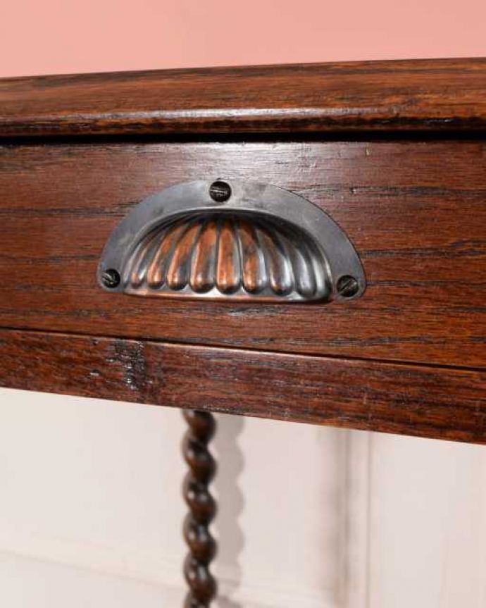 アンティークのテーブル　アンティーク家具　英国輸入のアンティーク家具、珍しい引き出し付きのオケージョナルテーブル。開ける度にワクワクこんな所もアンティークらしさ。(q-2057-f)