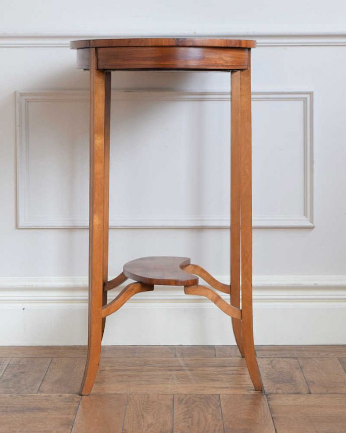 アンティークのテーブル　アンティーク家具　オシャレな空間を作るビーンズ型、アンティークのオケージョナルテーブル。クルッと回転。(q-2058-f)