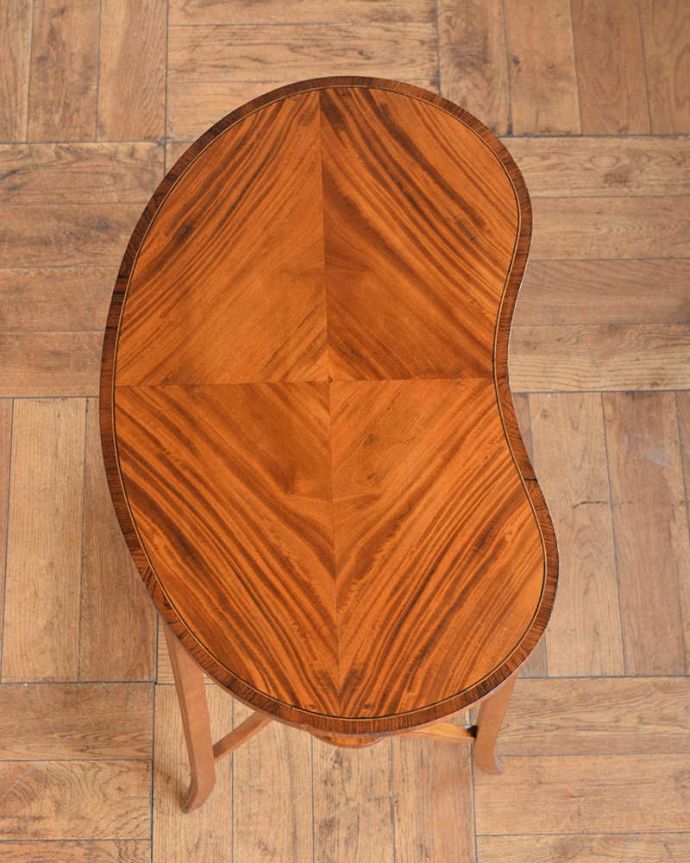 アンティークのテーブル　アンティーク家具　オシャレな空間を作るビーンズ型、アンティークのオケージョナルテーブル。天板の形を見てみると･･･テーブルの形を上から見ると、こんな感じです。(q-2058-f)