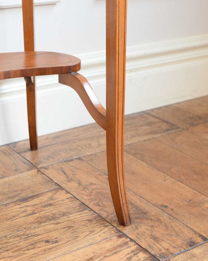 アンティークのテーブル　アンティーク家具　オシャレな空間を作るビーンズ型、アンティークのオケージョナルテーブル。持ち上げなくても移動できます！Handleのアンティークは、脚の裏にフェルトキーパーをお付けしていますので、床を滑らせてれば移動が簡単です。(q-2058-f)