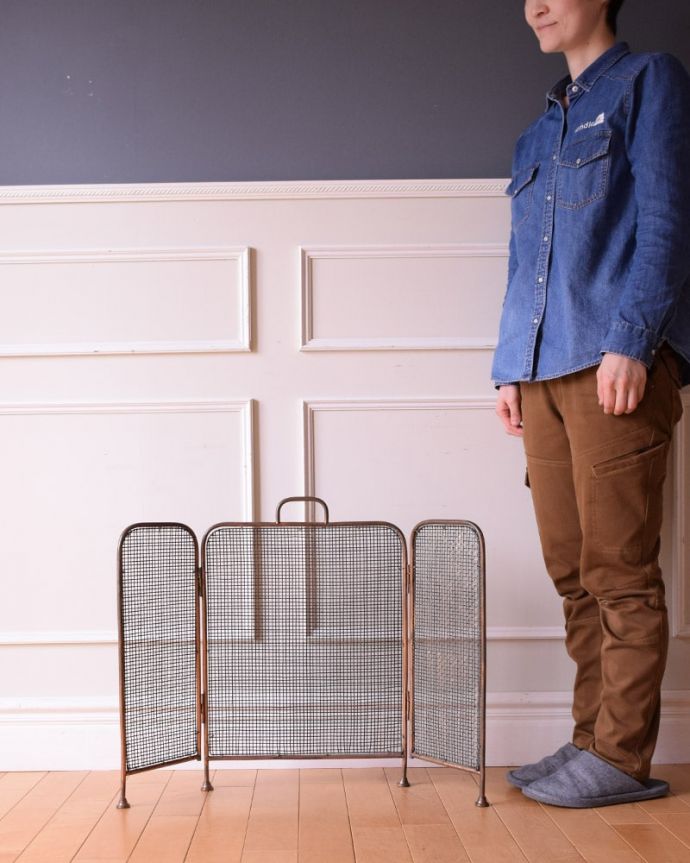 めずらしい家具 アンティーク家具 イギリスで見つけた珍しいレアなアンティーク、真鍮製のファイヤースクリーン(持ち手付き)。暖炉の前で使われていためずらしいアンティークヨーロッパの寒い冬を乗り切るため必ずお家にあった暖炉。(q-2059-f)