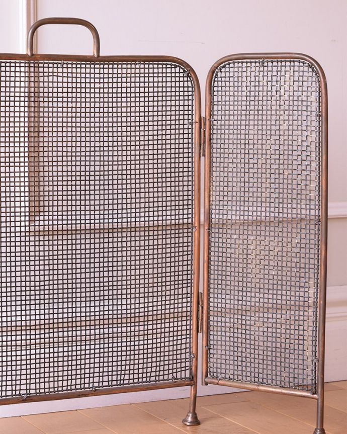 めずらしい家具 アンティーク家具 イギリスで見つけた珍しいレアなアンティーク、真鍮製のファイヤースクリーン(持ち手付き)。見ても楽しめるアンティークですいろんな場所に持ち運べる大きさ。(q-2059-f)