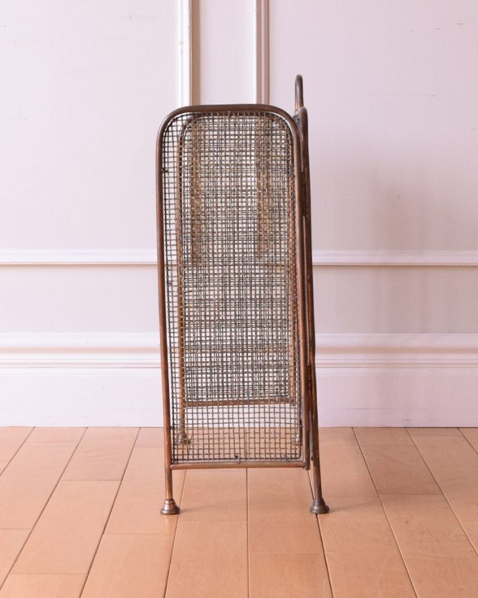 めずらしい家具 アンティーク家具 イギリスで見つけた珍しいレアなアンティーク、真鍮製のファイヤースクリーン(持ち手付き)。横から見ると両サイドは可動式です。(q-2059-f)