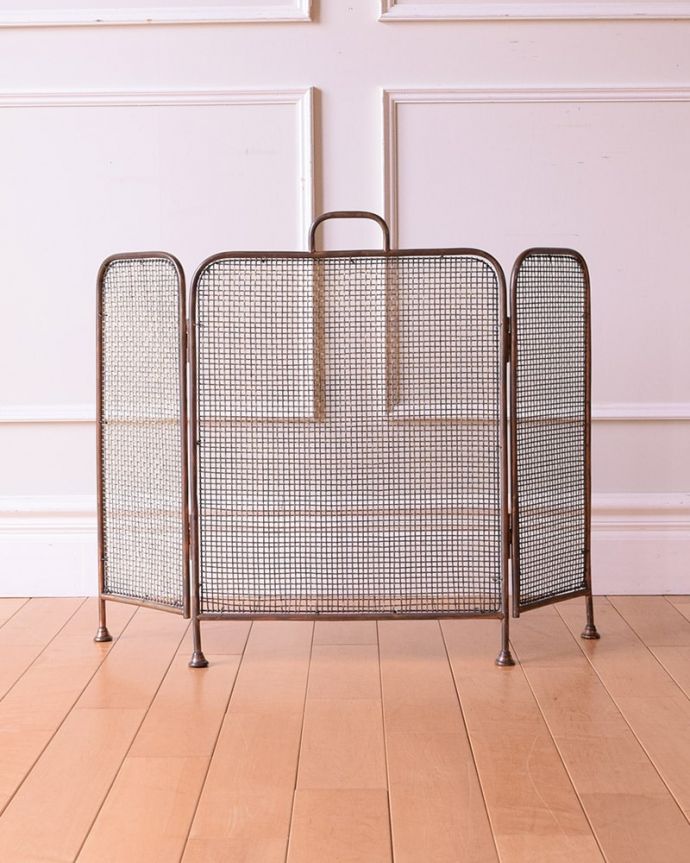 めずらしい家具 アンティーク家具 イギリスで見つけた珍しいレアなアンティーク、真鍮製のファイヤースクリーン(持ち手付き)。後ろ姿にも自信があります。(q-2059-f)