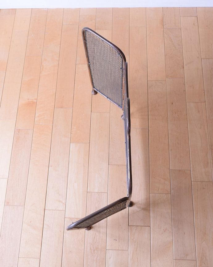 めずらしい家具 アンティーク家具 イギリスで見つけた珍しいレアなアンティーク、真鍮製のファイヤースクリーン(持ち手付き)。上から見ると・・・スマートなので、どこに置いても邪魔になることはありません。(q-2059-f)