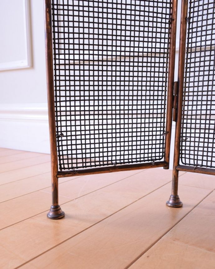 めずらしい家具 アンティーク家具 イギリスで見つけた珍しいレアなアンティーク、真鍮製のファイヤースクリーン(持ち手付き)。足先は・・・金属製の足先なので、フェルトは付いていません。(q-2059-f)