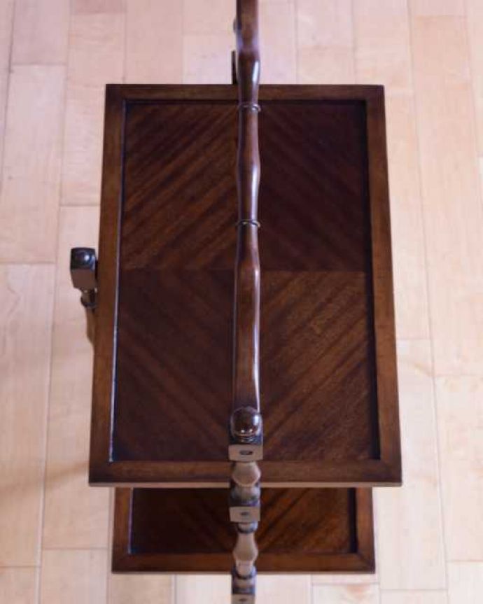 プランツスタンド・ケーキスタンド　アンティーク家具　イギリスの本格アフタヌーンティーを自宅で楽しめる、美しいアンティークケーキスタンド 。上から見るとこんな感じ小さくても、もちろん専門の職人がしっかり修復したのでピッカピカです。(q-2060-f)