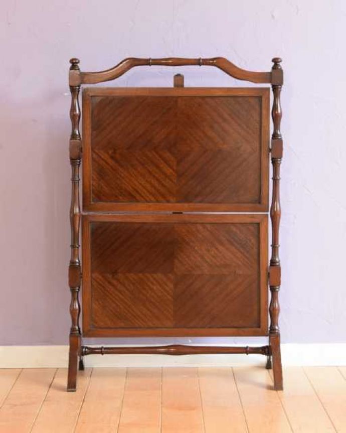 プランツスタンド・ケーキスタンド　アンティーク家具　イギリスの本格アフタヌーンティーを自宅で楽しめる、美しいアンティークケーキスタンド 。畳むとこんなにコンパクト正面から見るとスクリーンのように見える姿もなんだか上品です。(q-2060-f)