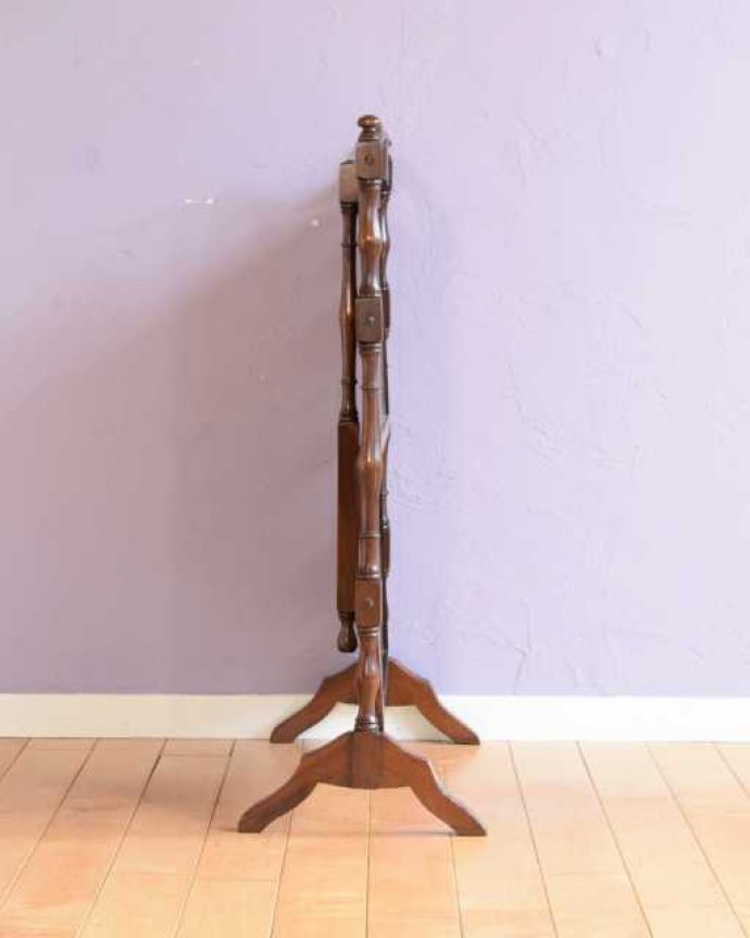 プランツスタンド・ケーキスタンド　アンティーク家具　イギリスの本格アフタヌーンティーを自宅で楽しめる、美しいアンティークケーキスタンド 。こんなにコンパクト畳むとこんなにコンパクトなサイズになるので、狭い場所にも片付けられます。(q-2060-f)