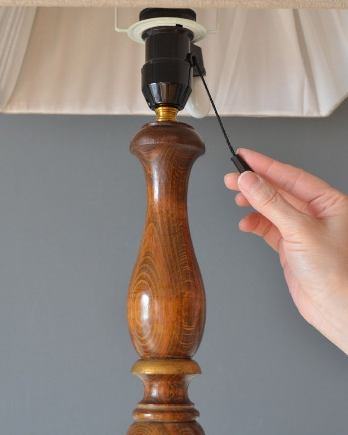 英国アンティークのフロアランプ、美しいスタンドライト（B22