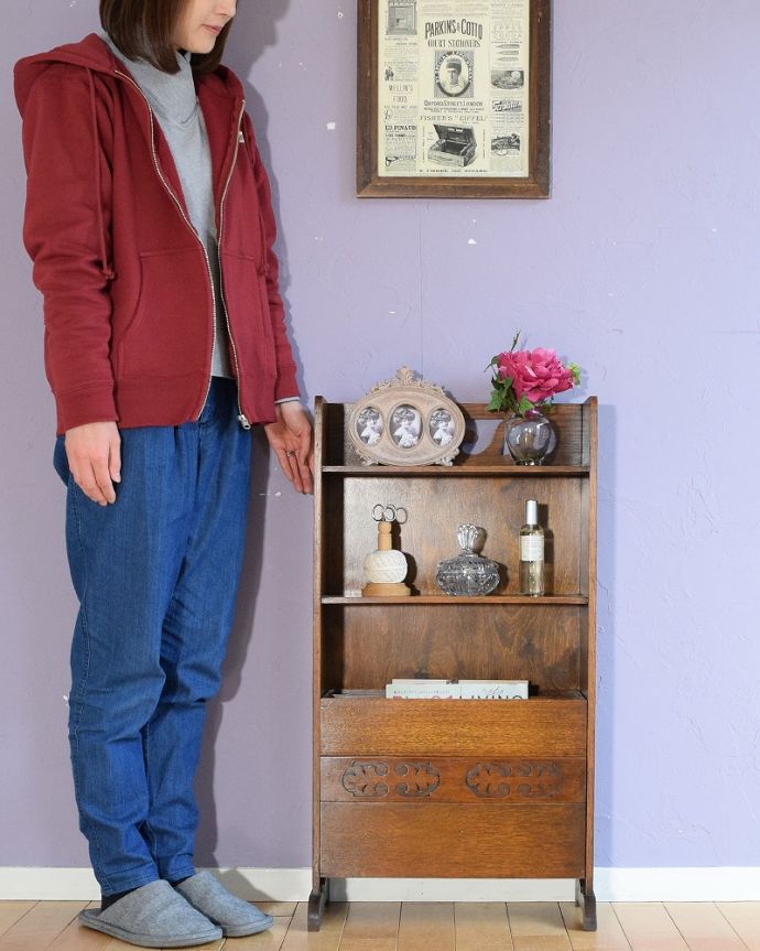 アンティークのキャビネット　アンティーク家具　マガジンラック付きのオープンブックシェルフ（本棚）英国で見つけたアンティーク家具。マガジンラックと本棚が一緒になった英国家具オープンタイプの本棚の下に雑誌を入れるボックスが付いた便利なアンティーク家具。(q-2062-f)