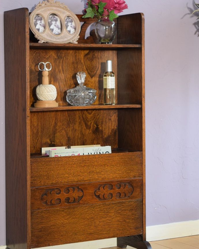 アンティークのキャビネット　アンティーク家具　マガジンラック付きのオープンブックシェルフ（本棚）英国で見つけたアンティーク家具。意外とたっぷり収納できるんです。(q-2062-f)