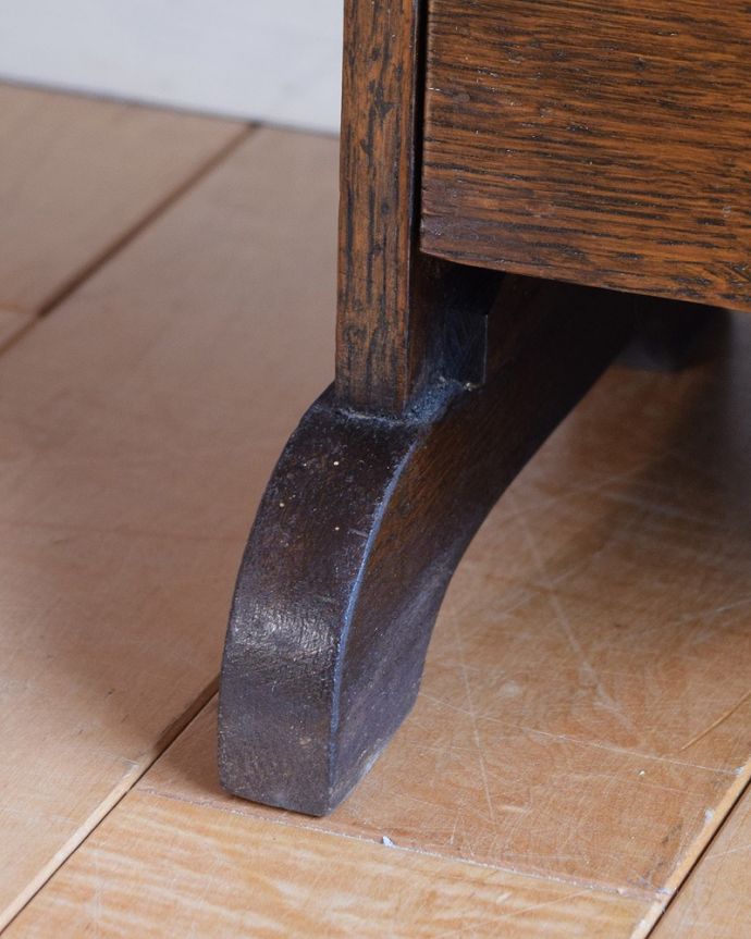 アンティークのキャビネット　アンティーク家具　マガジンラック付きのオープンブックシェルフ（本棚）英国で見つけたアンティーク家具。女性1人でラクラク運べちゃう仕掛けHandleのアンティークは、脚の裏にフェルトキーパーをお付けしています。(q-2062-f)