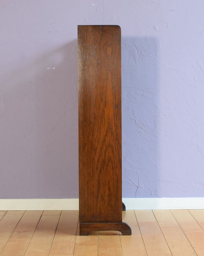 アンティークのキャビネット　アンティーク家具　マガジンラック付きのオープンブックシェルフ（本棚）英国で見つけたアンティーク家具。横から見ても素敵なんですしっかり修復してあるのでどんな場所に置いて見てもらってもカッコいいです。(q-2062-f)