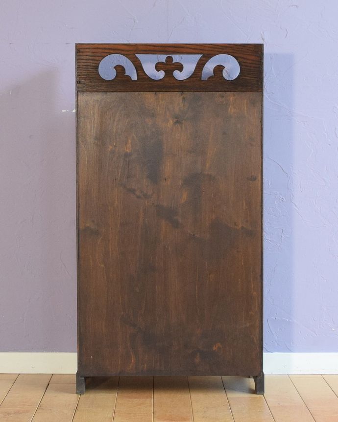 アンティークのキャビネット　アンティーク家具　マガジンラック付きのオープンブックシェルフ（本棚）英国で見つけたアンティーク家具。後ろ姿も見てください。(q-2062-f)