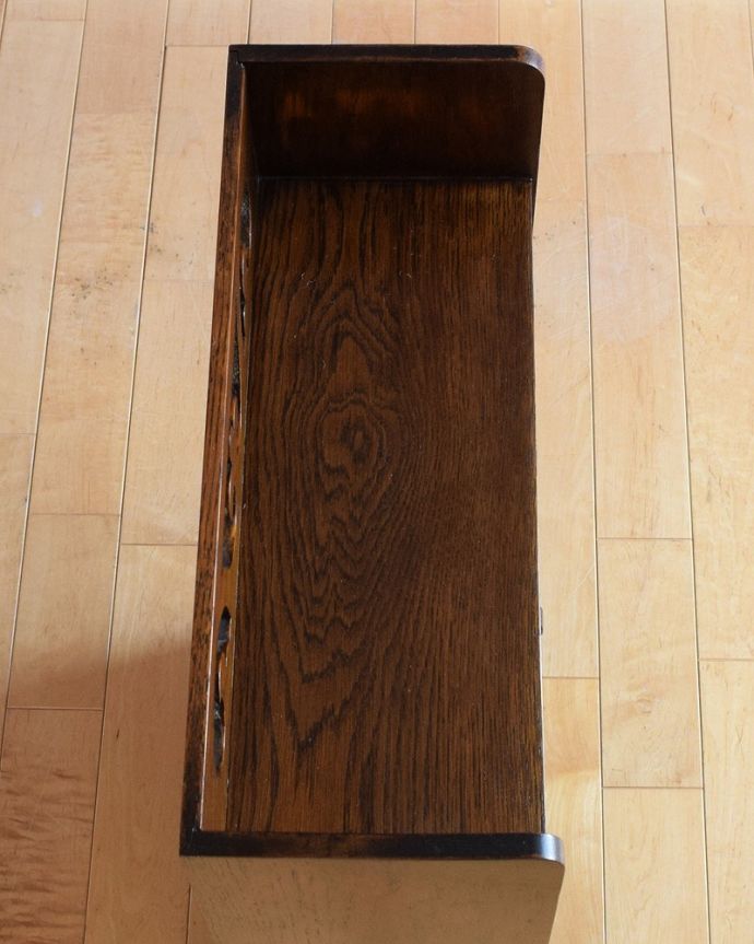 アンティークのキャビネット　アンティーク家具　マガジンラック付きのオープンブックシェルフ（本棚）英国で見つけたアンティーク家具。天板もピカピカです。(q-2062-f)