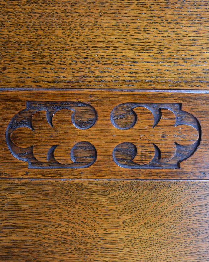 アンティークのキャビネット　アンティーク家具　マガジンラック付きのオープンブックシェルフ（本棚）英国で見つけたアンティーク家具。惚れ惚れしちゃう美しさこんなに堅い無垢材に一体どうやって彫ったんだろう？と不思議になるくらい細かい彫にうっとりです。(q-2062-f)