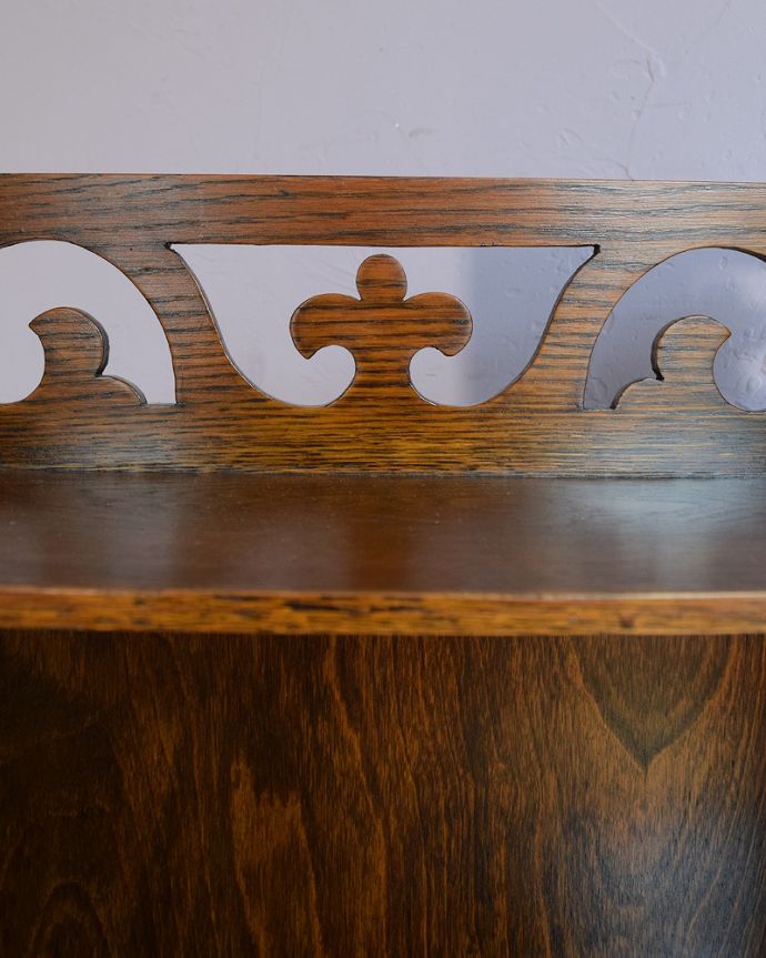 アンティークのキャビネット　アンティーク家具　マガジンラック付きのオープンブックシェルフ（本棚）英国で見つけたアンティーク家具。いろんな場所にこだわり彫のデザインもいろいろです。(q-2062-f)