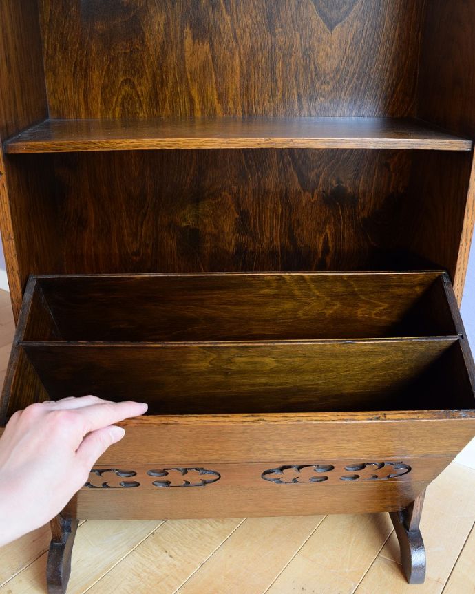 アンティークのキャビネット　アンティーク家具　マガジンラック付きのオープンブックシェルフ（本棚）英国で見つけたアンティーク家具。ボックスが手前に出てきて便利！雑誌や本を出し入れしやすいように、手前に出すことができます。(q-2062-f)