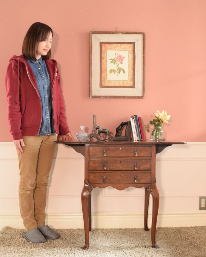 アンティークのチェスト　アンティーク家具　英国輸入のアンティーク家具、テーブルにもなる伸張式のベットサイドチェスト 。天板が広がる便利なカップボードチェスト優雅なデザインの英国らしいカップボードチェスト。(q-2063-f)