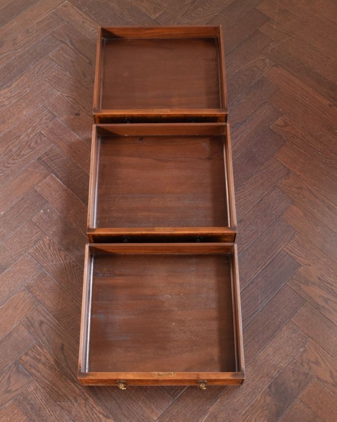 アンティークのチェスト　アンティーク家具　英国輸入のアンティーク家具、テーブルにもなる伸張式のベットサイドチェスト 。キレイに修復しました！もちろん引き出しの中も職人がキレイにお直しました。(q-2063-f)