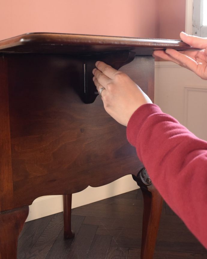 アンティークのチェスト　アンティーク家具　英国輸入のアンティーク家具、テーブルにもなる伸張式のベットサイドチェスト 。あっという間に広がります天板を持ち上げてバーを出すだけで、簡単にサイズが変えれます。(q-2063-f)