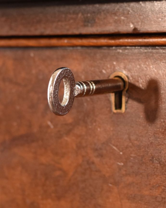 アンティークのチェスト　アンティーク家具　英国輸入のアンティーク家具、テーブルにもなる伸張式のベットサイドチェスト 。大切なものも収納出来ますおとぎ話に出てくるような可愛いアンティークの鍵が付いています。(q-2063-f)