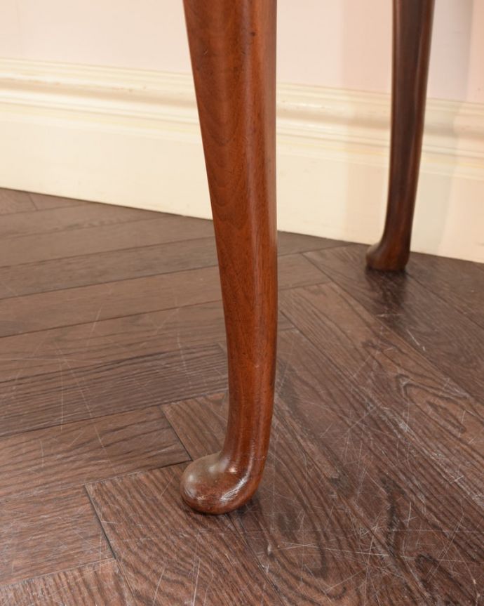 アンティークのチェスト　アンティーク家具　英国輸入のアンティーク家具、テーブルにもなる伸張式のベットサイドチェスト 。女性１人でラクラク運べちゃうんですHandleのアンティークは、脚の裏にフェルトキーパーをお付けしています。(q-2063-f)