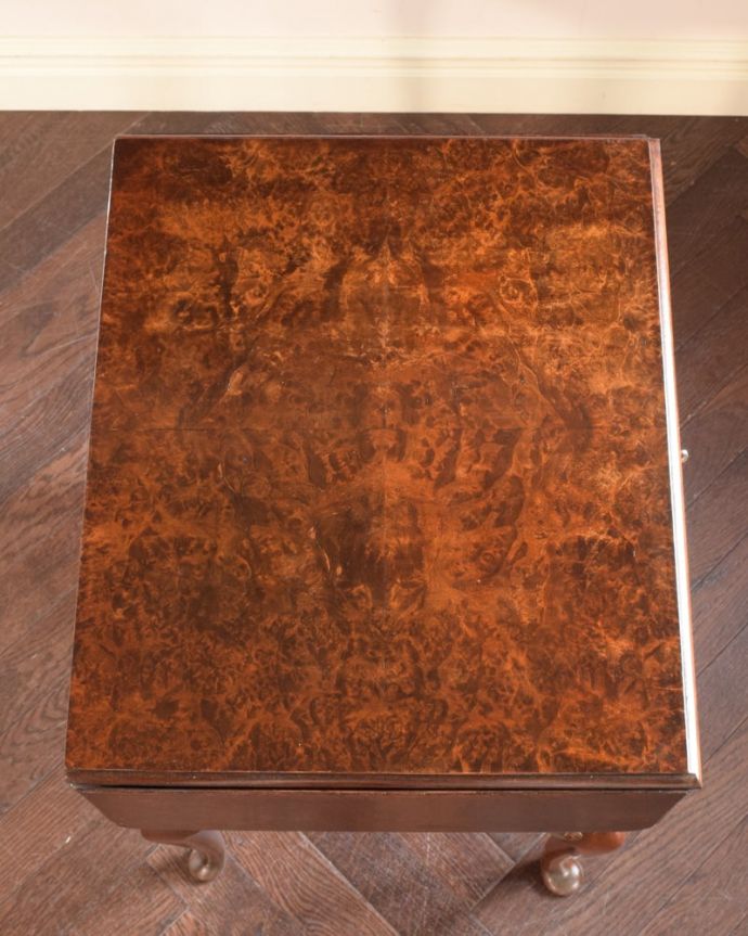 アンティークのチェスト　アンティーク家具　英国輸入のアンティーク家具、テーブルにもなる伸張式のベットサイドチェスト 。上から見ると･･･天板を閉じるとこんな感じでコンパクトなサイズ。(q-2063-f)